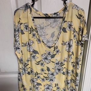 Stretchy and comfy floral tee